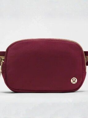 👜 Lululemon Everywhere Belt Bag 1L Warp Burgundy / Gold Wordmark – Special Edit